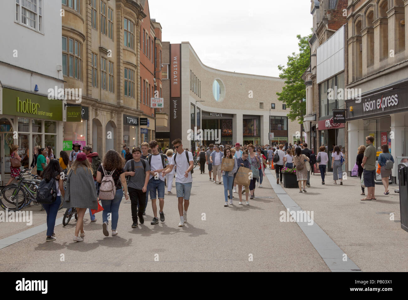 Oxford, Oxfordshire, Regno Unito. Il 23 giugno 2018. Regno Unito Meteo. Gli amanti dello shopping al di fuori della Westgate shopping center nella pittoresca Oxford. Foto Stock