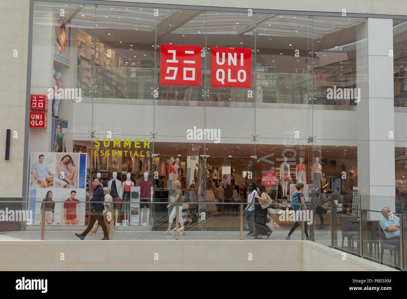 Oxford, Oxfordshire, Regno Unito. Il 23 giugno 2018. Regno Unito Meteo. Gli amanti dello shopping presso l'UNI QIO nel pittoresco Oxford. Foto Stock