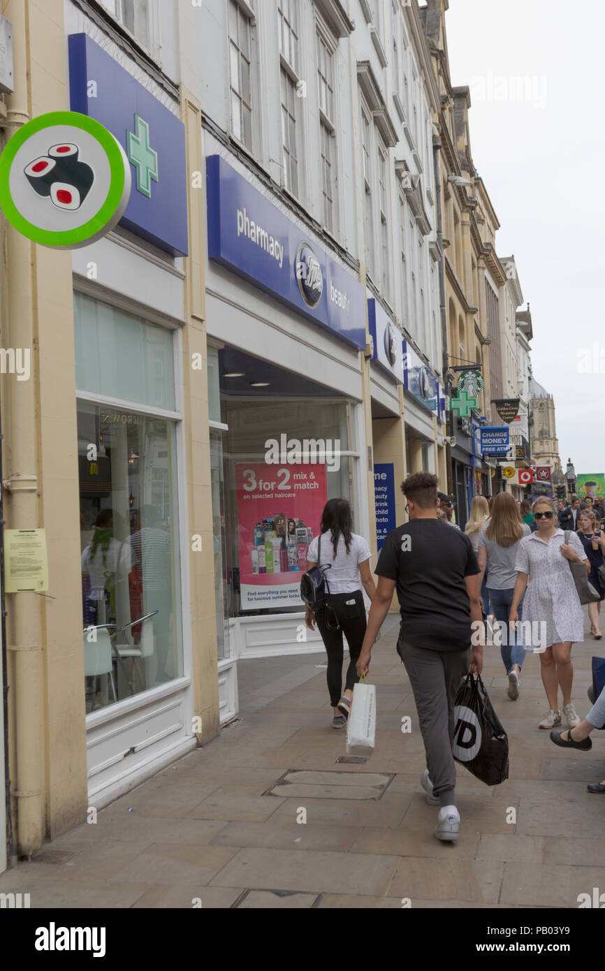 Oxford, Oxfordshire, Regno Unito. Il 23 giugno 2018. Regno Unito Meteo. Gli amanti dello shopping al di fuori stivali sotto il sole e shopping nel pittoresco Oxford. Foto Stock