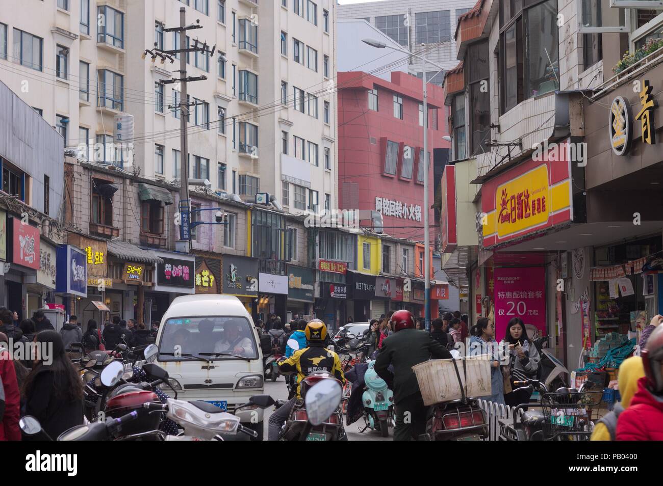 Kunming, Yunnan, Cina - 30 dicembre 2017: il caos sulla strada Foto Stock
