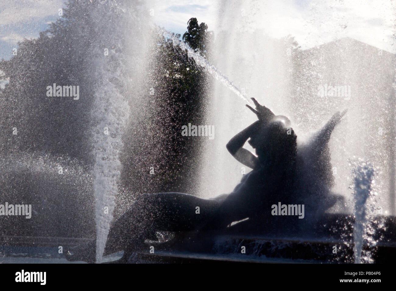 Philadelphia, PA, Stati Uniti d'America - Luglio 20, 2018: immagine retroilluminata della scultura Schuylkill, parte di Swann Memorial Fontana al cerchio di Logan in Philadelphia. Foto Stock