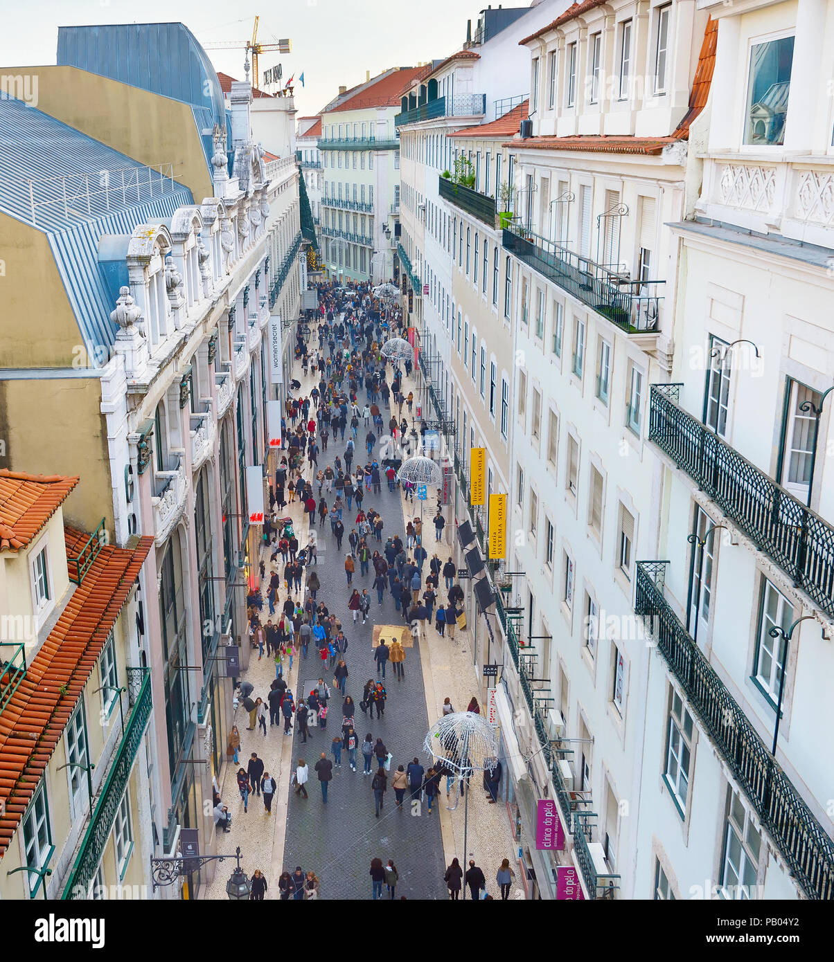 Lisbona, Portogallo - Dicembre 08, 2016: vista dalla cima di Santa Justa Elevator di Rua do Carmo, la strada dello shopping di Lisbona con la gente camminare lungo th Foto Stock