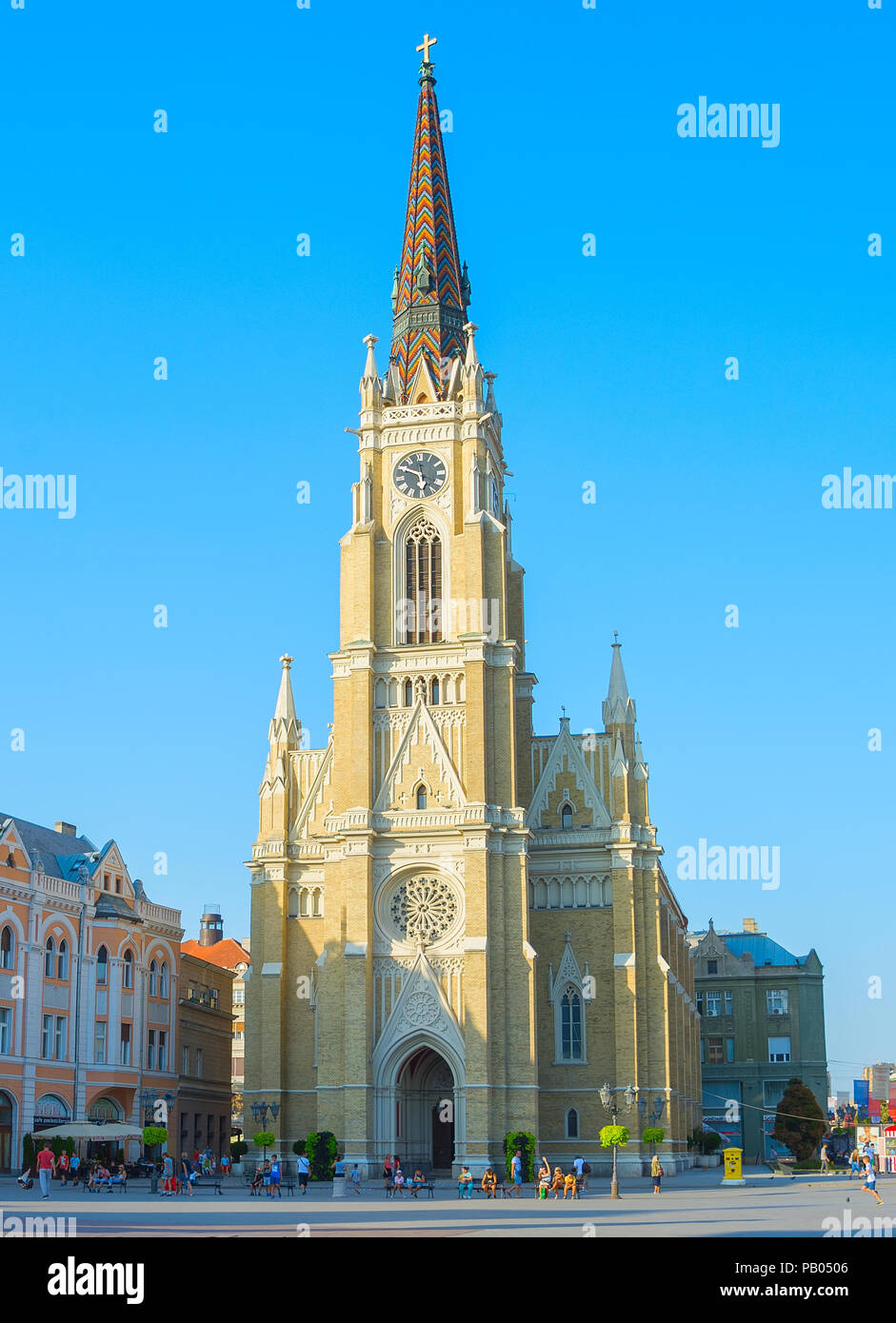 NOVI SAD SERBIA - Agosto 26, 2017: Persone a Novi Sad Cattedrale. Novi Sad è la seconda città più grande della Serbia. Foto Stock
