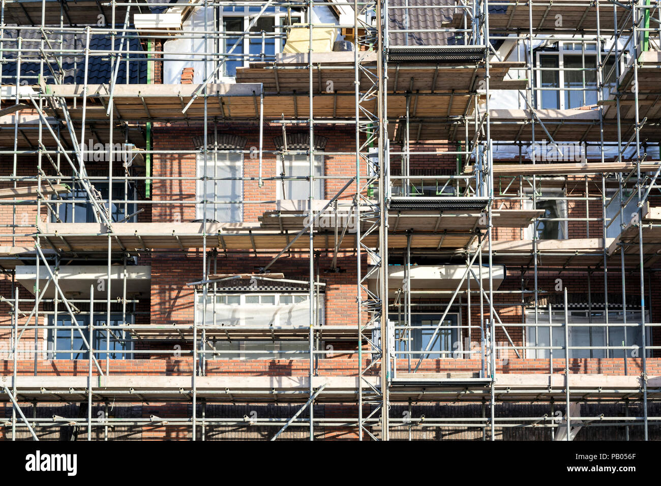 Ponteggio a un edificio residenziale attualmente in costruzione Foto Stock