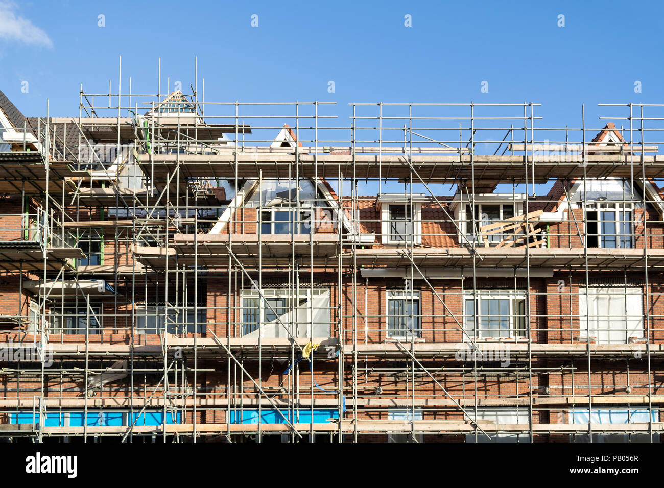 Ponteggio a un edificio residenziale attualmente in costruzione Foto Stock