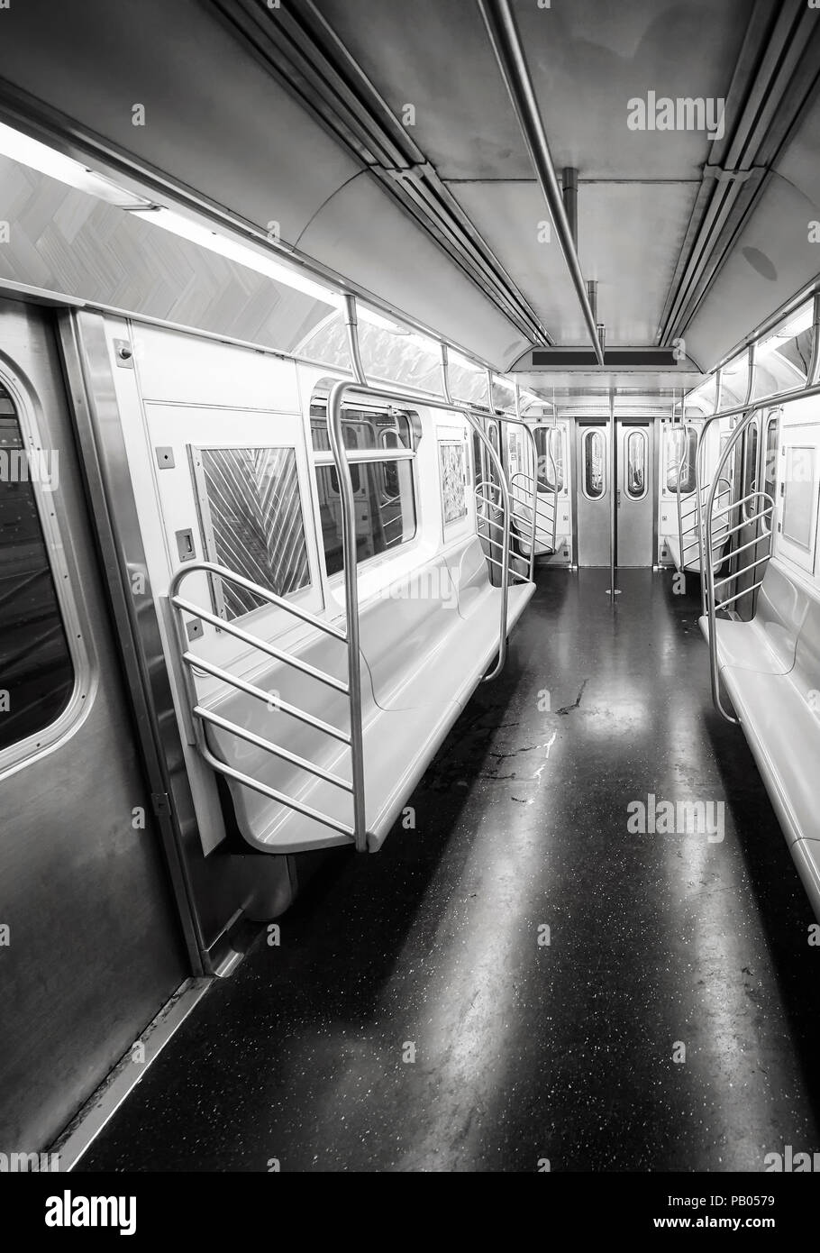 Immagine in bianco e nero di New York City metropolitana per interni auto, STATI UNITI D'AMERICA. Foto Stock