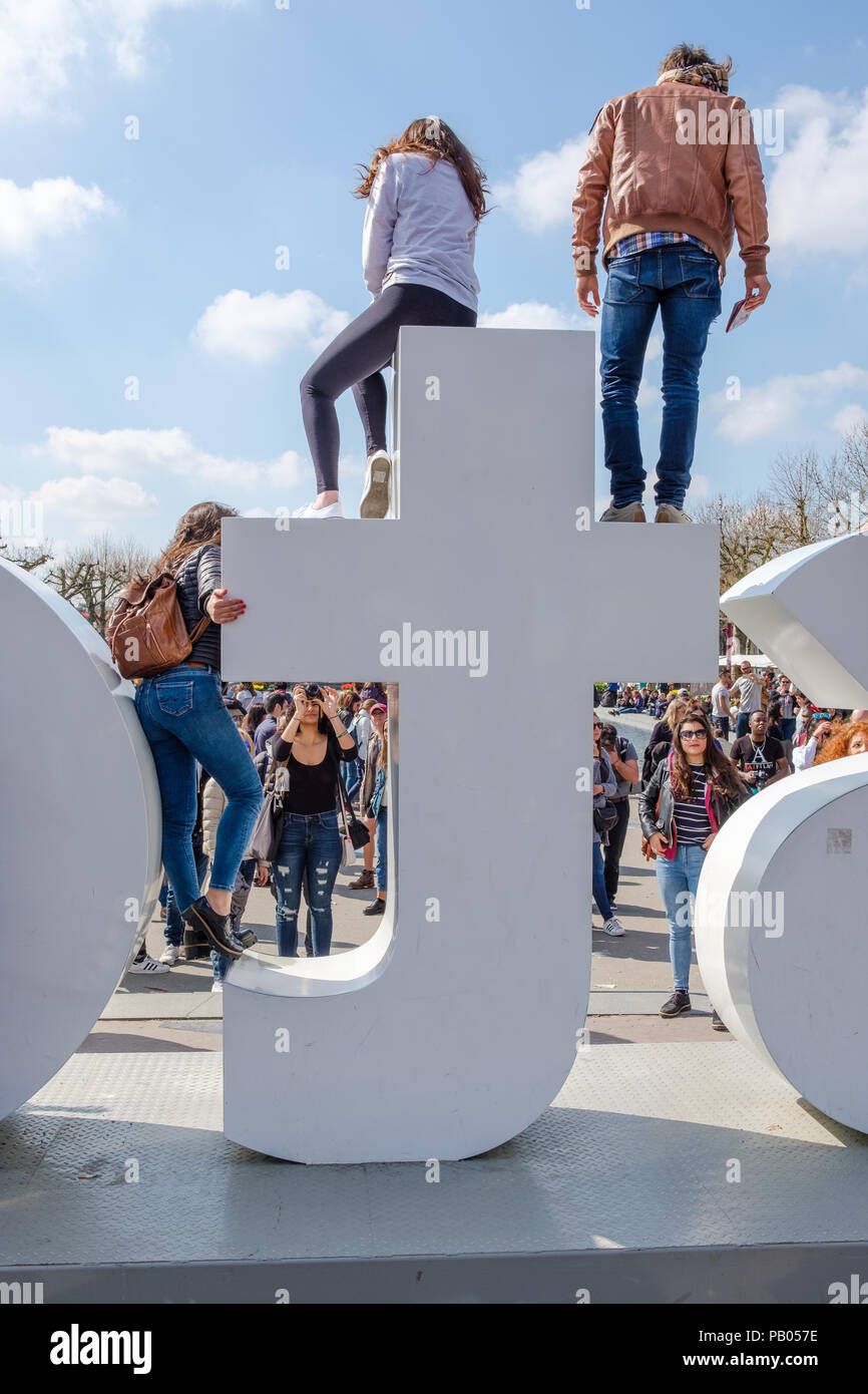 I turisti di salita sulla iAmsterdam segno a piazza dei musei di Amsterdam. Foto Stock