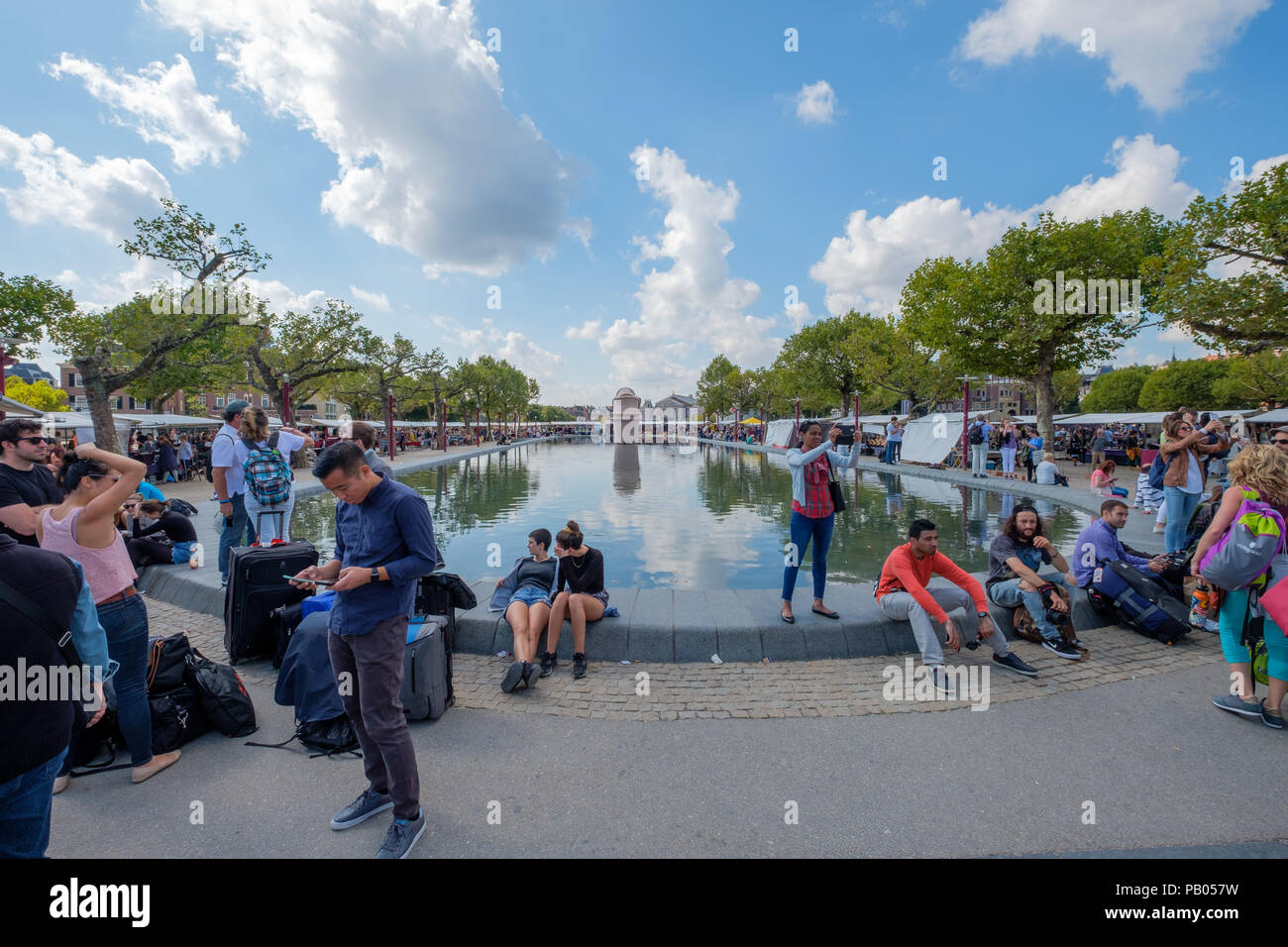 I turisti in un momento di relax a piazza dei musei di Amsterdam. Foto Stock