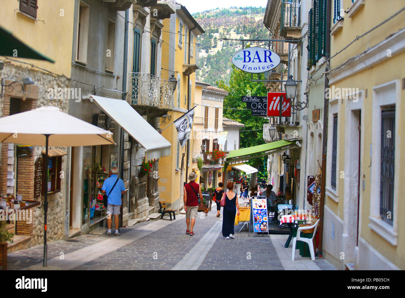 Corso Gaeteno Bernardini a Caramanico Terme, Abruzzo, Italia. Foto Stock