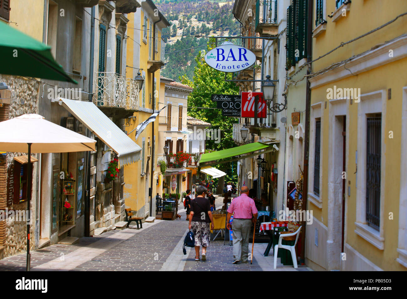 Corso Gaeteno Bernardini a Caramanico Terme, Abruzzo, Italia. Foto Stock
