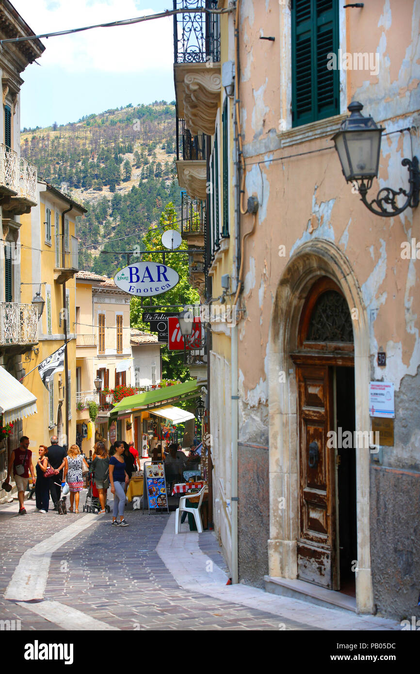 Corso Gaeteno Bernardini a Caramanico Terme, Abruzzo, Italia. Foto Stock