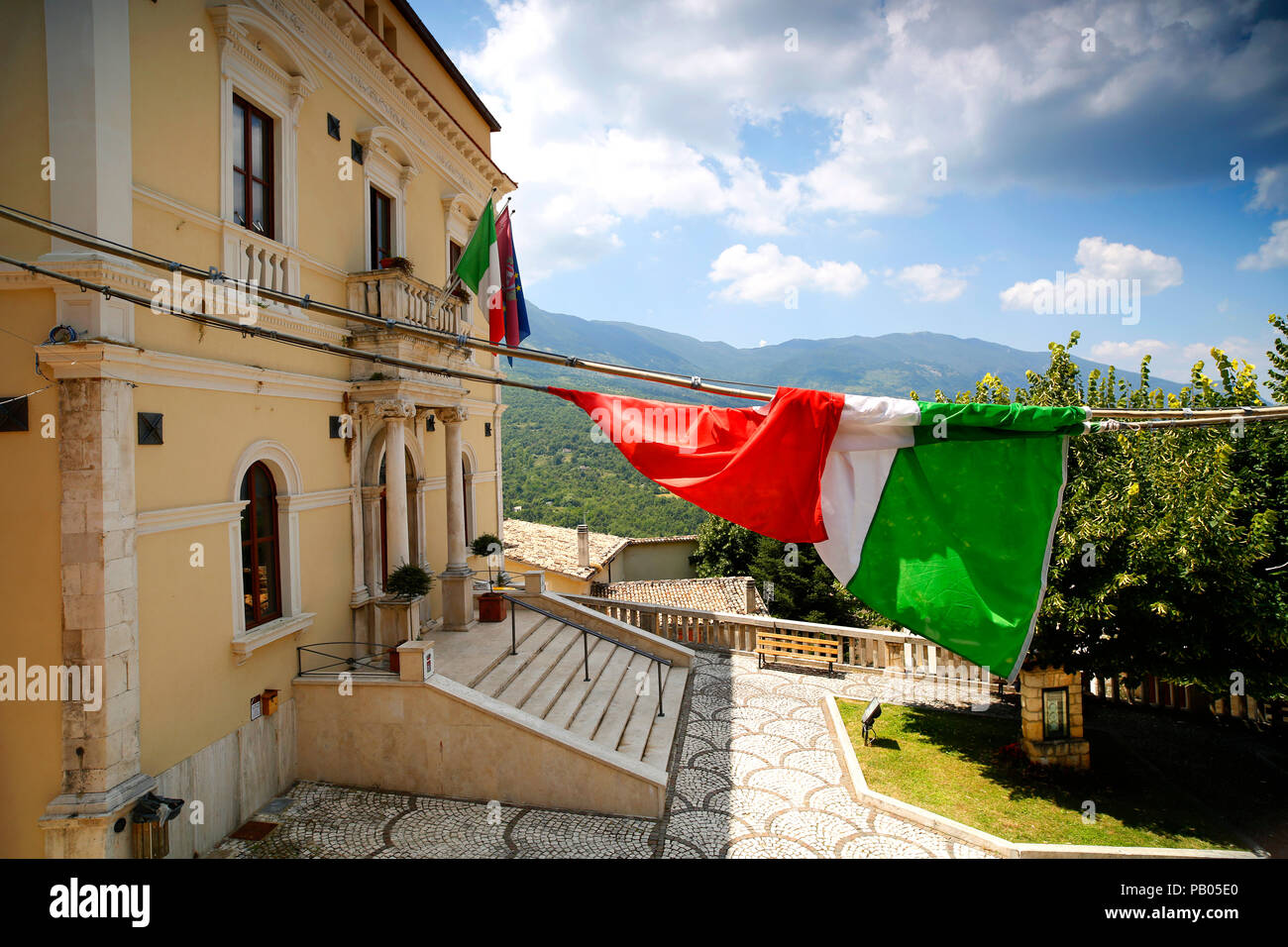 Bandiere Italiane vola vicino al Comune o Municipio su Corso Gaeteno Bernardini a Caramanico Terme, Abruzzo, Italia. Foto Stock