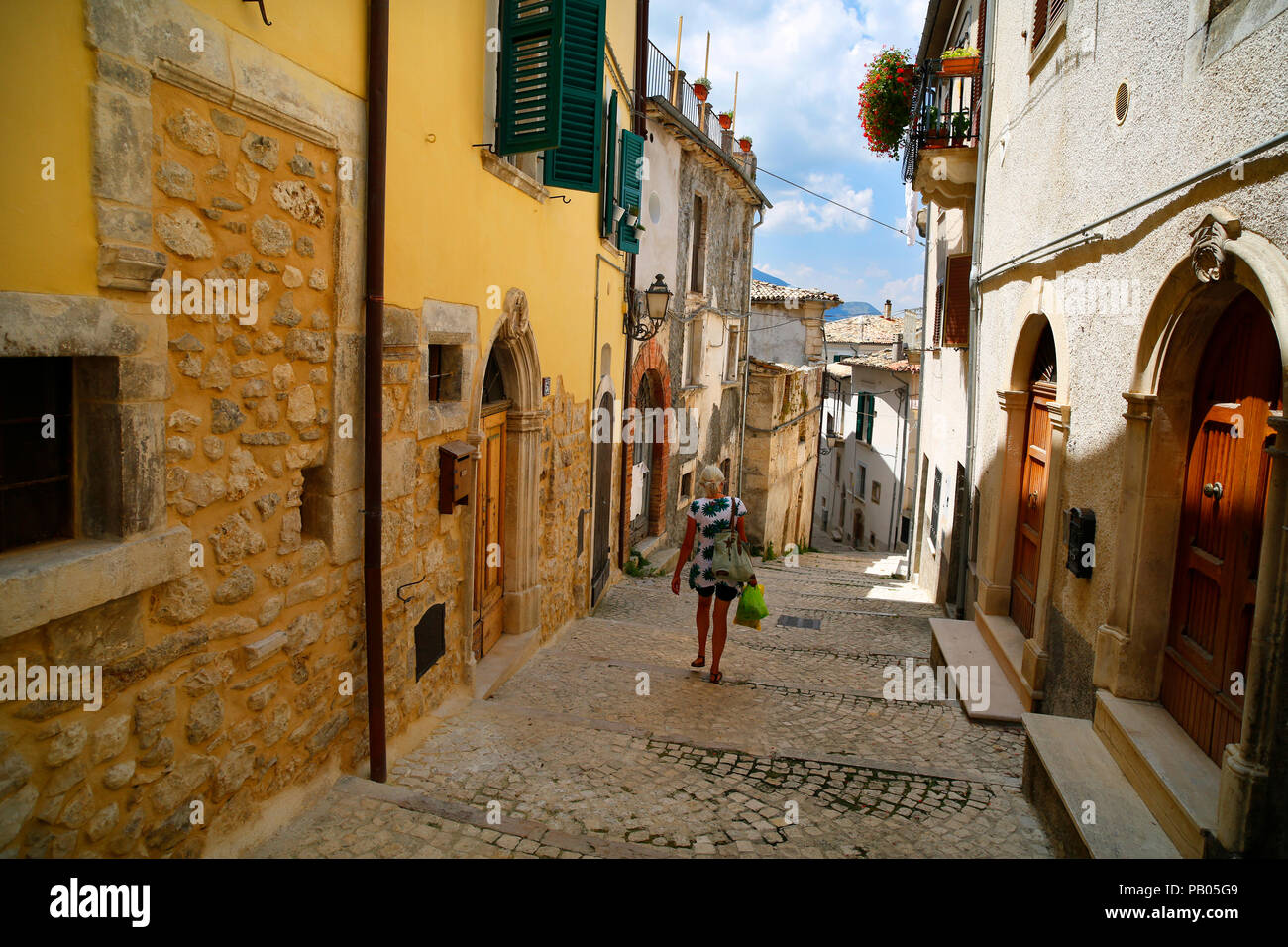 Via D'Acquino, Caramanico Terme, Abruzzo, Italia. Foto Stock