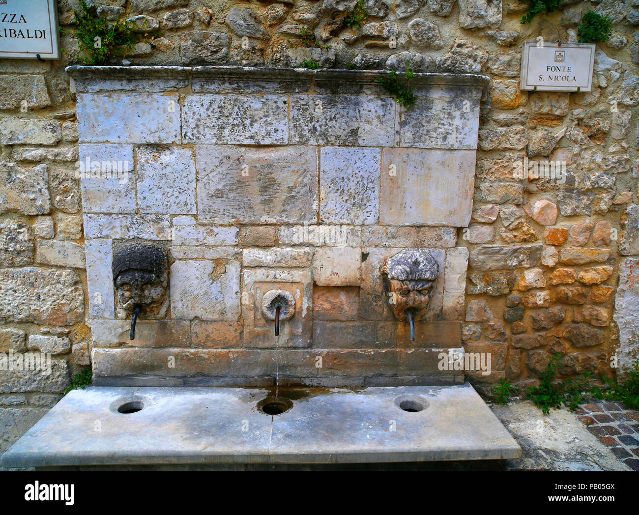 Fonte San Nicola di Bari a Caramanico Terme, Abruzzo, Italia. Foto Stock