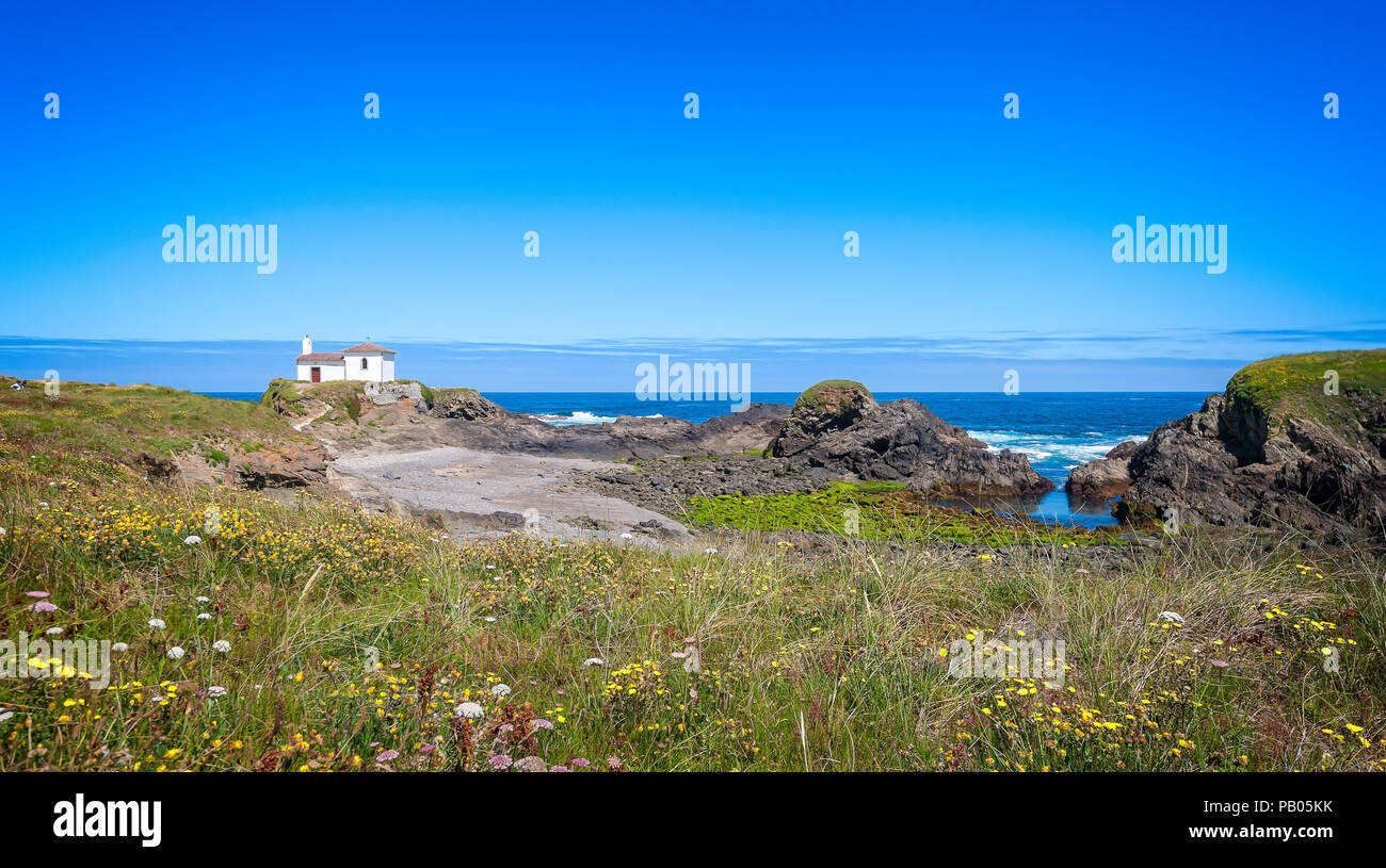 L'eremo della Virgen del Puerto in Meirás, A Coruña, Galizia, Spagna.il paesaggio della costa della Galizia, faro. Foto Stock