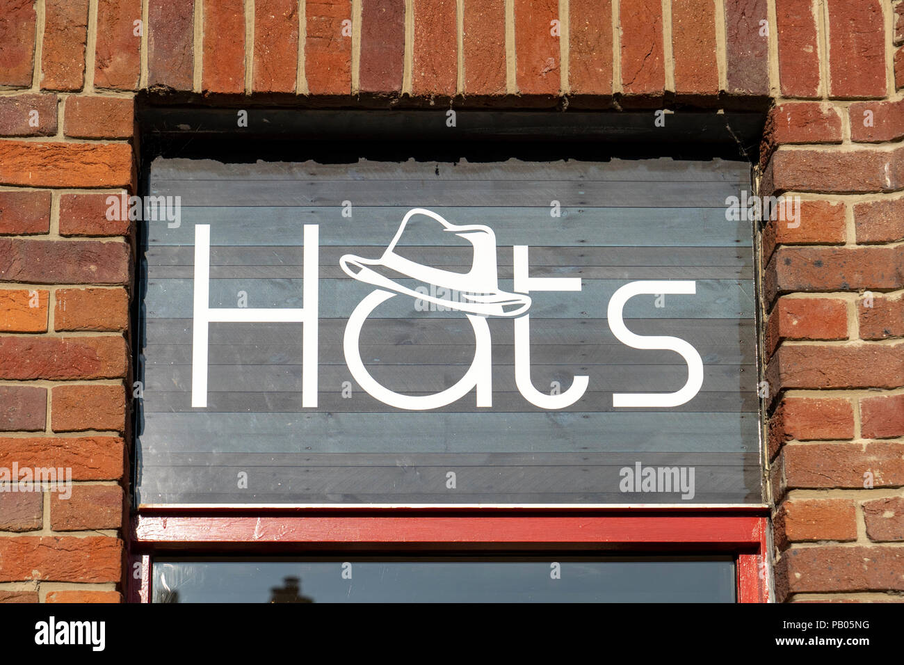 Segno sopra l'entrata di un cappello shop in Salisbury Regno Unito Foto Stock