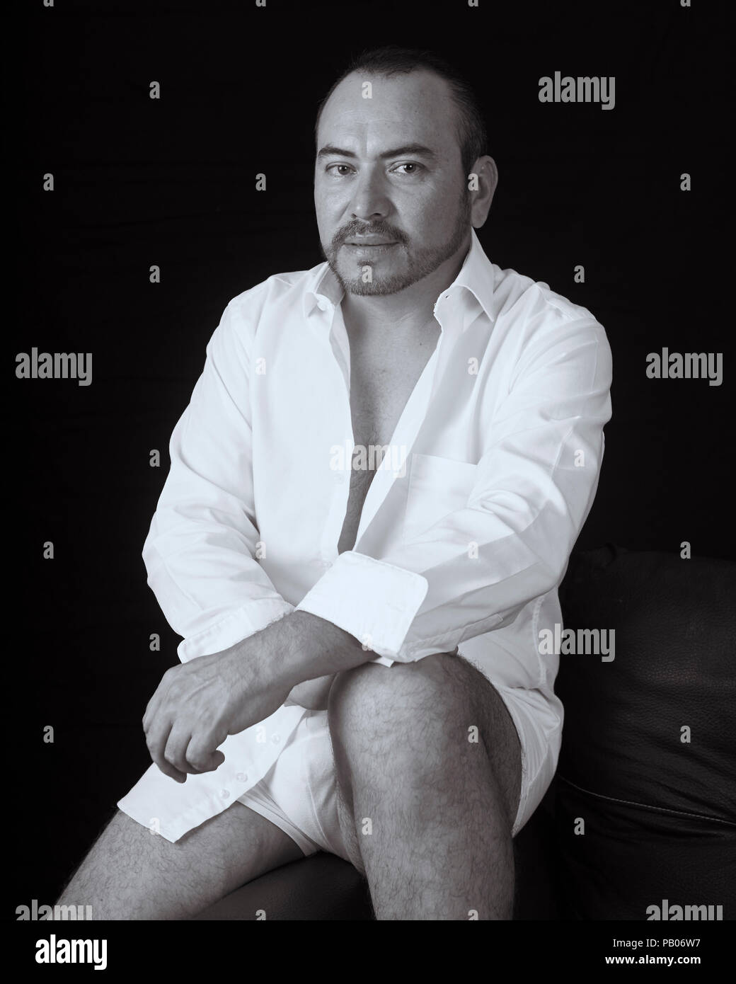 Bianco e nero ritratto in studio di un Uomo in camicia bianca Foto Stock