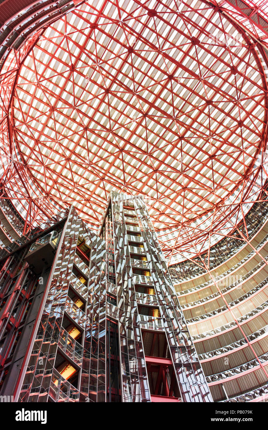 Guardando in alto nell'atrio del James R. Thompson Center, talvolta noto come scatola delle pillole, in Chicago. Foto Stock