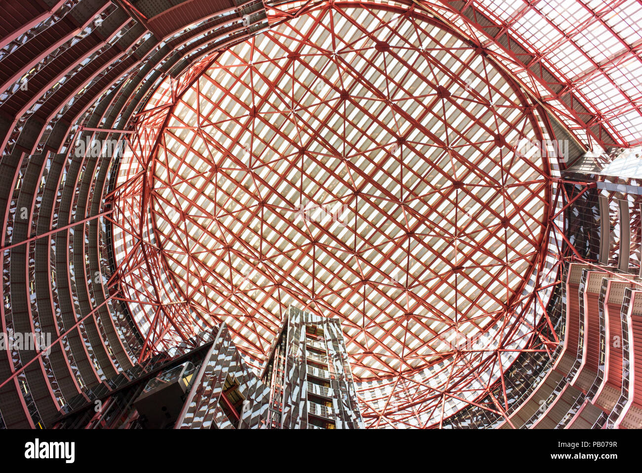 Guardando in alto nell'atrio del James R. Thompson Center, talvolta noto come scatola delle pillole, in Chicago. Foto Stock