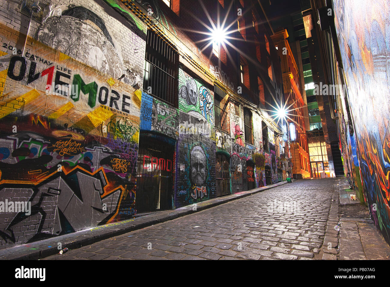 Hosier Lane di notte. Si tratta di uno di Melbourne il celebrato corsie noto in particolare per la sua arte di strada. Foto Stock