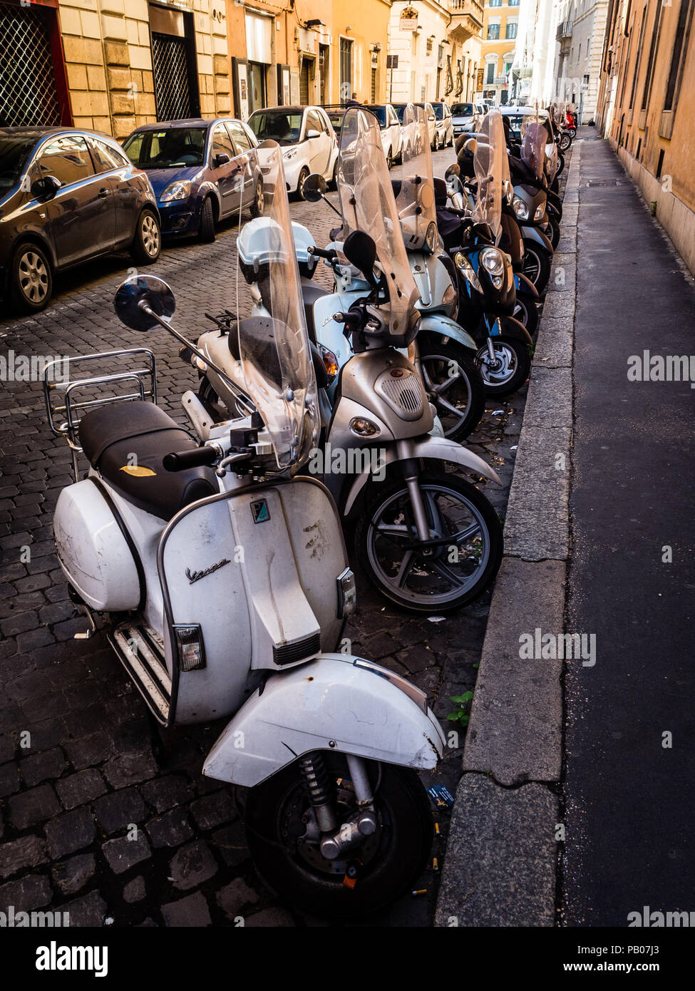 Ciclomotori parcheggiati in linea, Roma Foto Stock