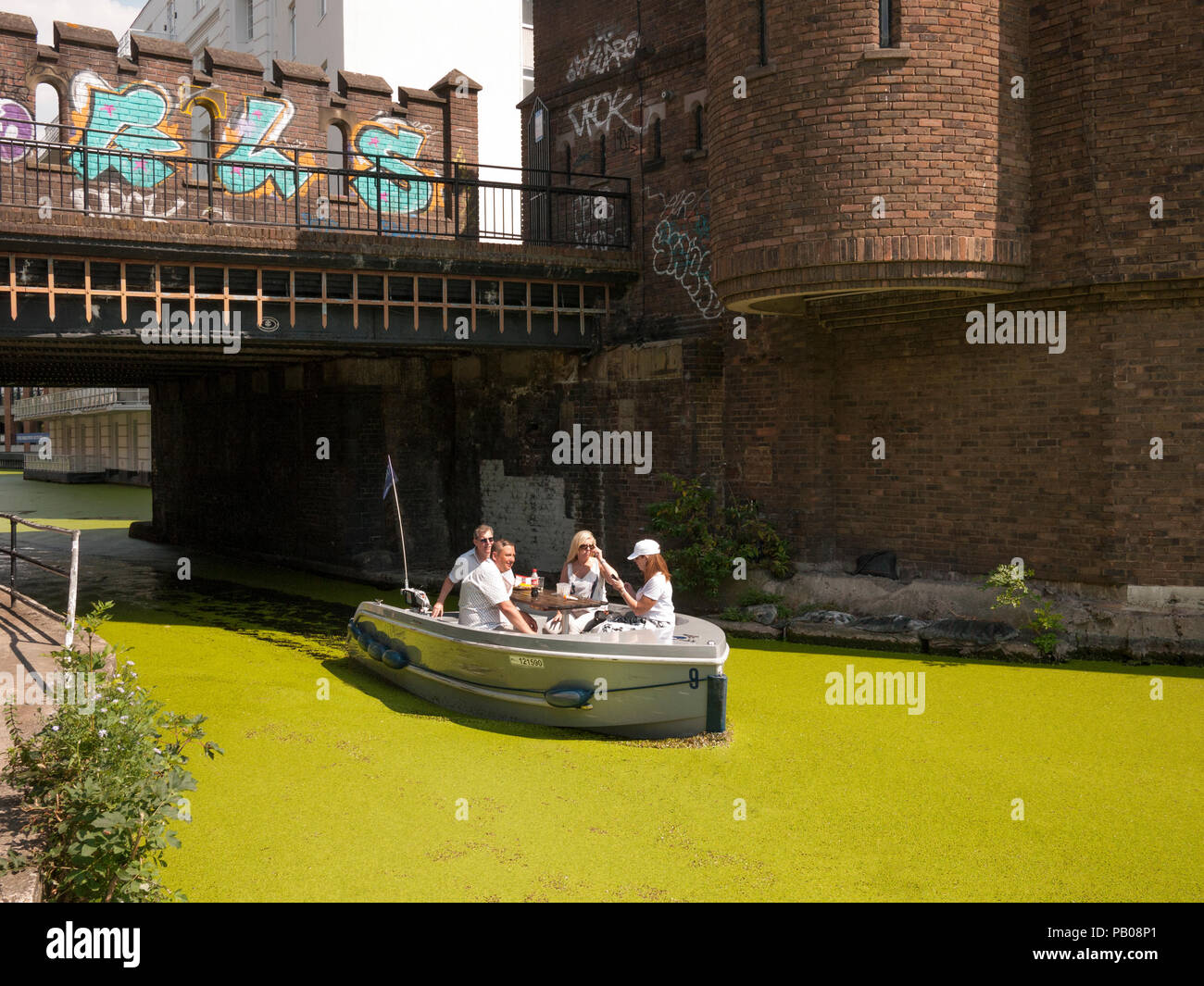 Andare in barca noleggio elettrico in barca a vela fuori di Camden Lock bacino in Camden Town London REGNO UNITO Foto Stock