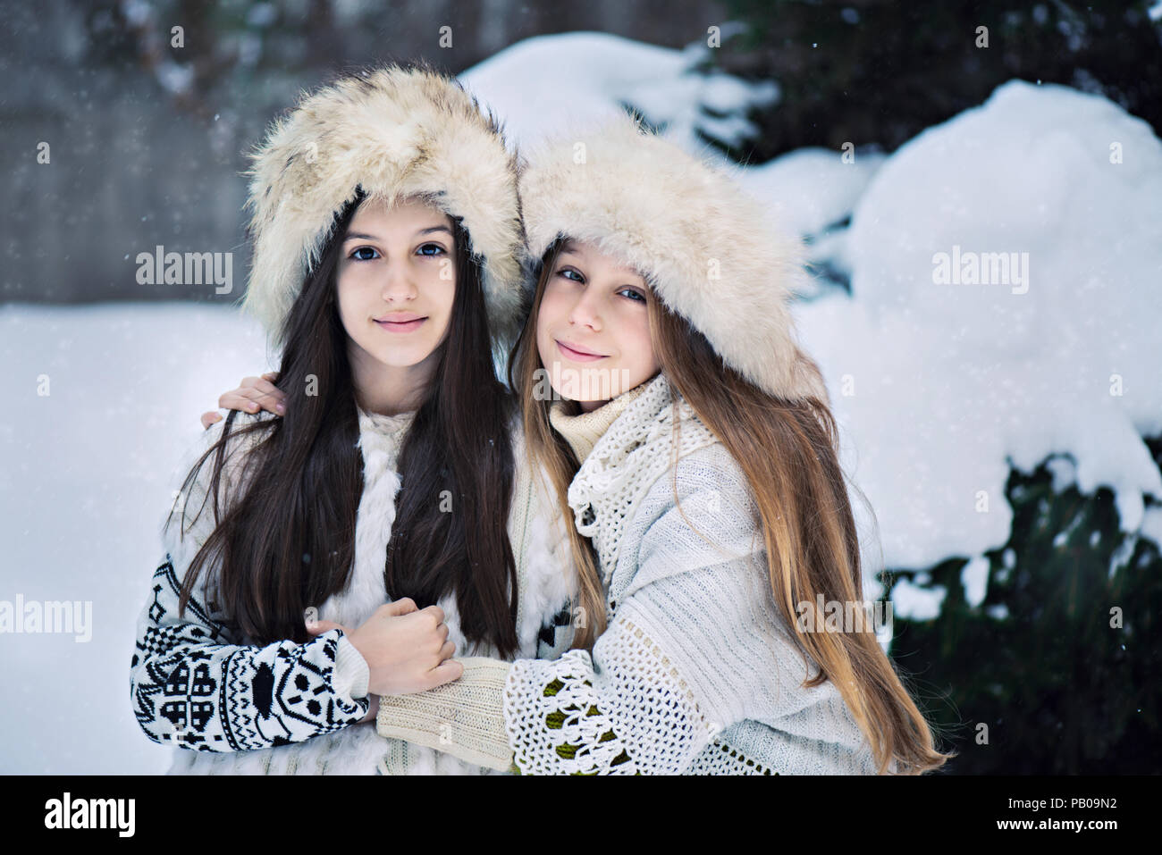 Due ragazze in piedi nella neve in inverno, Sofia, Bulgaria Foto Stock