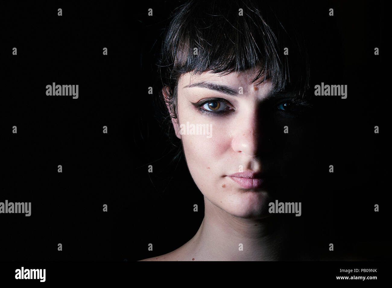 Ritratto di una donna nelle ombre Foto Stock