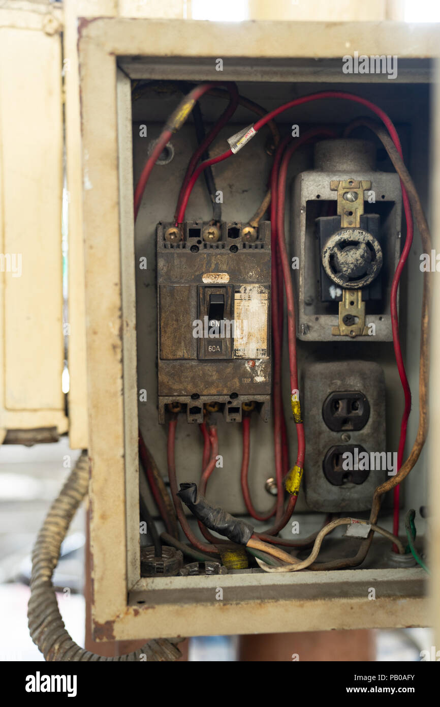 Chiudere fino vecchio e sporco e interruttori interruttore in scatola elettrica, interruttori di circuito, quadro elettrico, interruttore con fili Foto Stock
