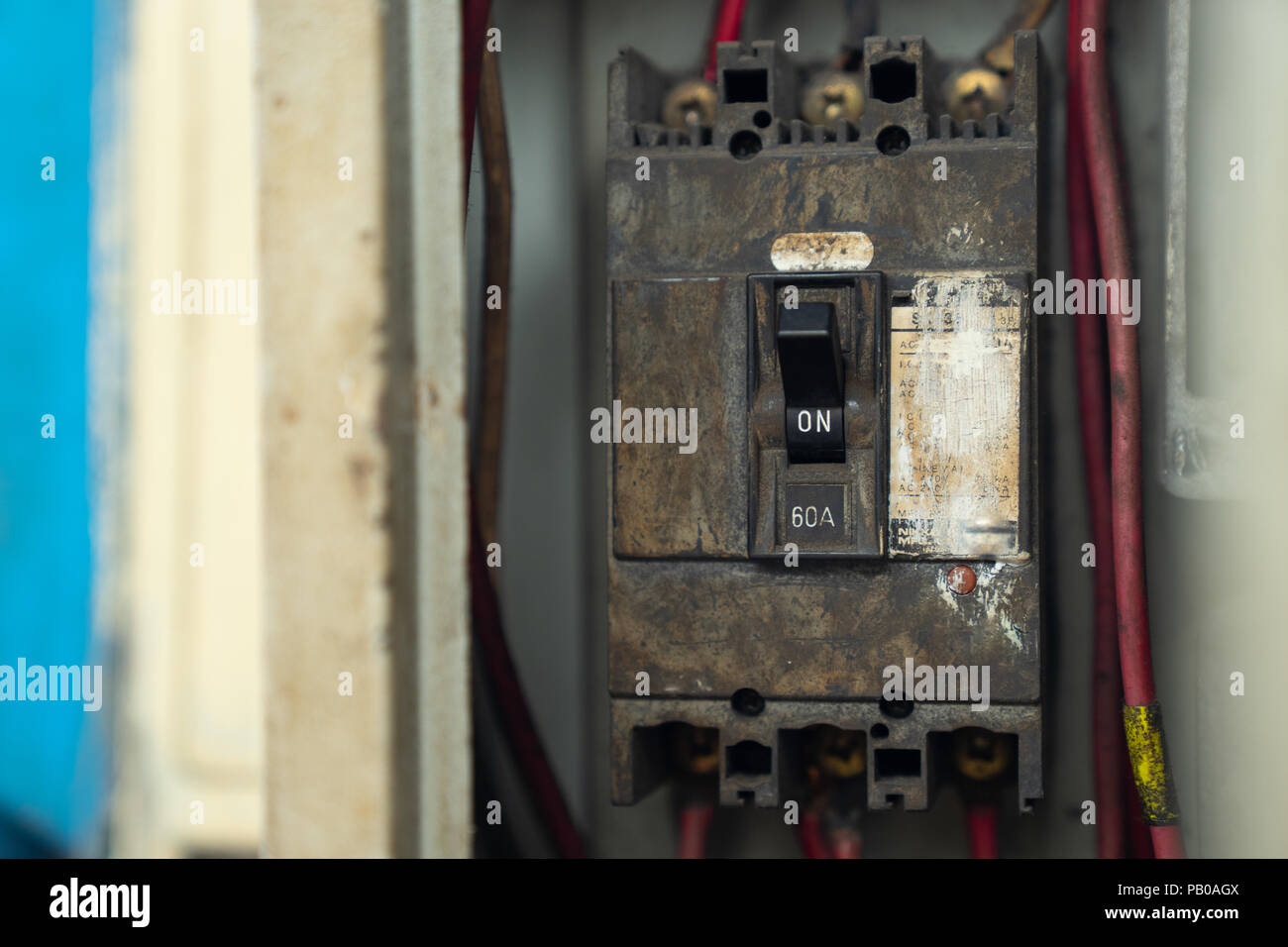 Vecchio e sporco e interruttori interruttore in scatola elettrica, interruttori di circuito, quadro elettrico, interruttore con fili Foto Stock