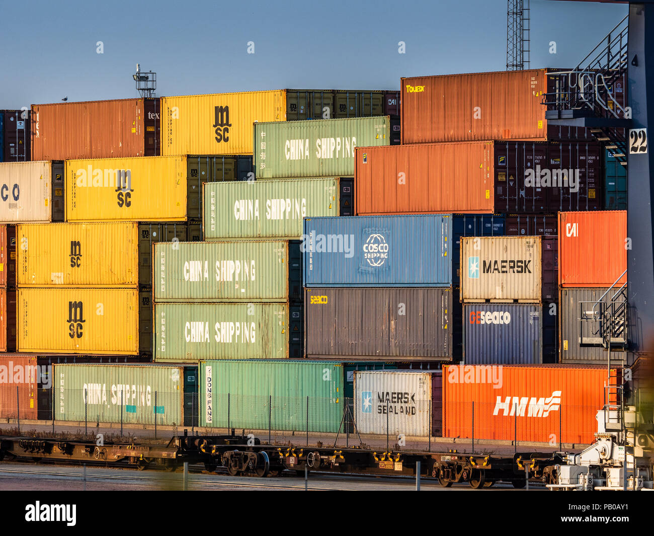 Trasporto ferroviario UK - intermodale Container Trade - trasporto i container attendono il carico sui treni al porto di Felixstowe, il più grande porto per container del Regno Unito Foto Stock