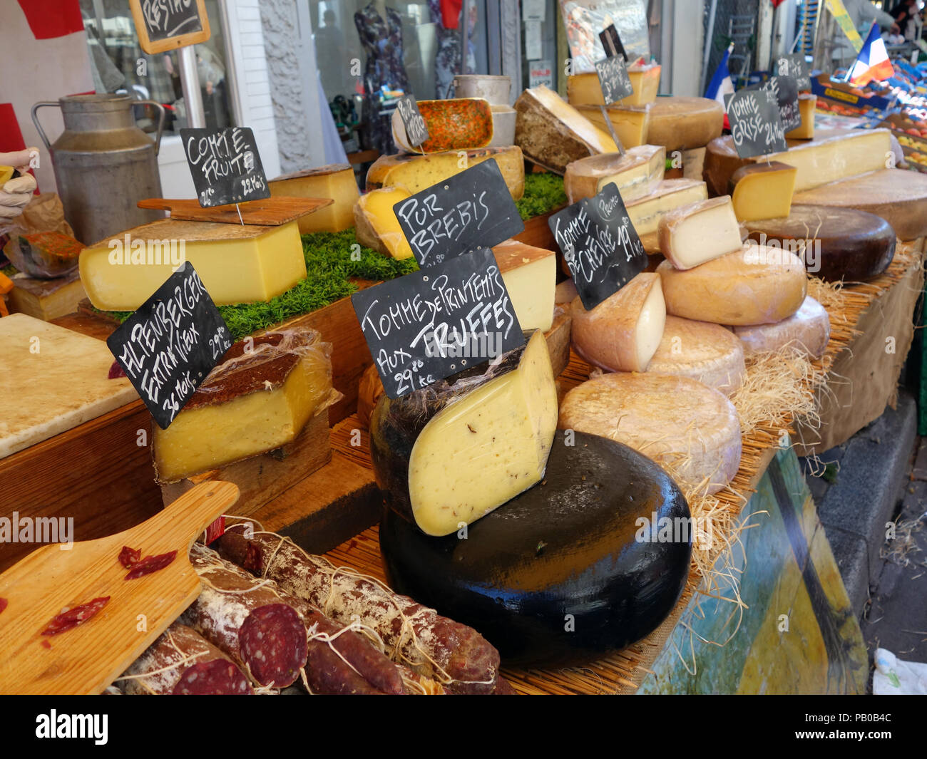 Una grande selezione di prodotti alimentari in vendita in questo francese mercato all'aperto di sete, il sud della Francia la grande ondata di caldo dell'estate 2018 Foto Stock