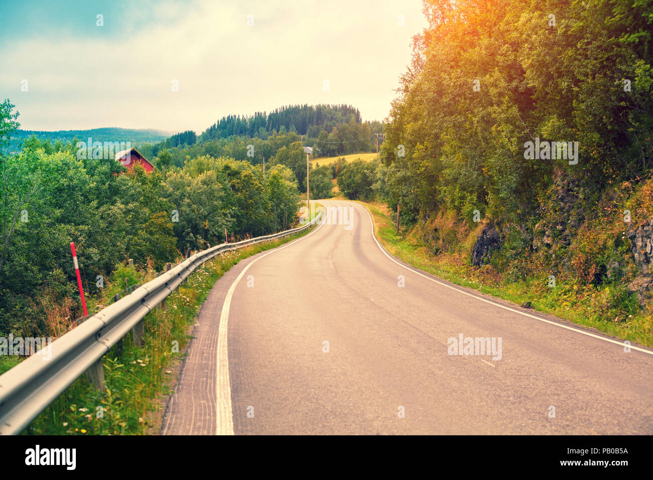 Vista della strada di montagna. Natura della Norvegia Foto Stock