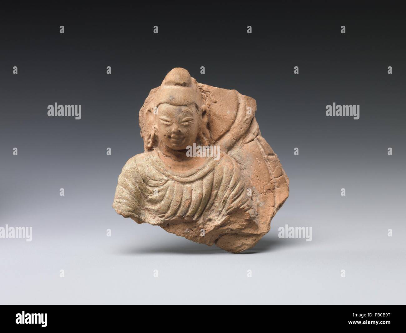 Il Buddha con alone e mandorla. Cultura: Cina (Xinjiang Regione autonoma). Dimensioni: 1 x 1 1/2 in. (2,5 x 3,8 cm). Data: 6-VII secolo. Museo: Metropolitan Museum of Art di New York, Stati Uniti d'America. Foto Stock