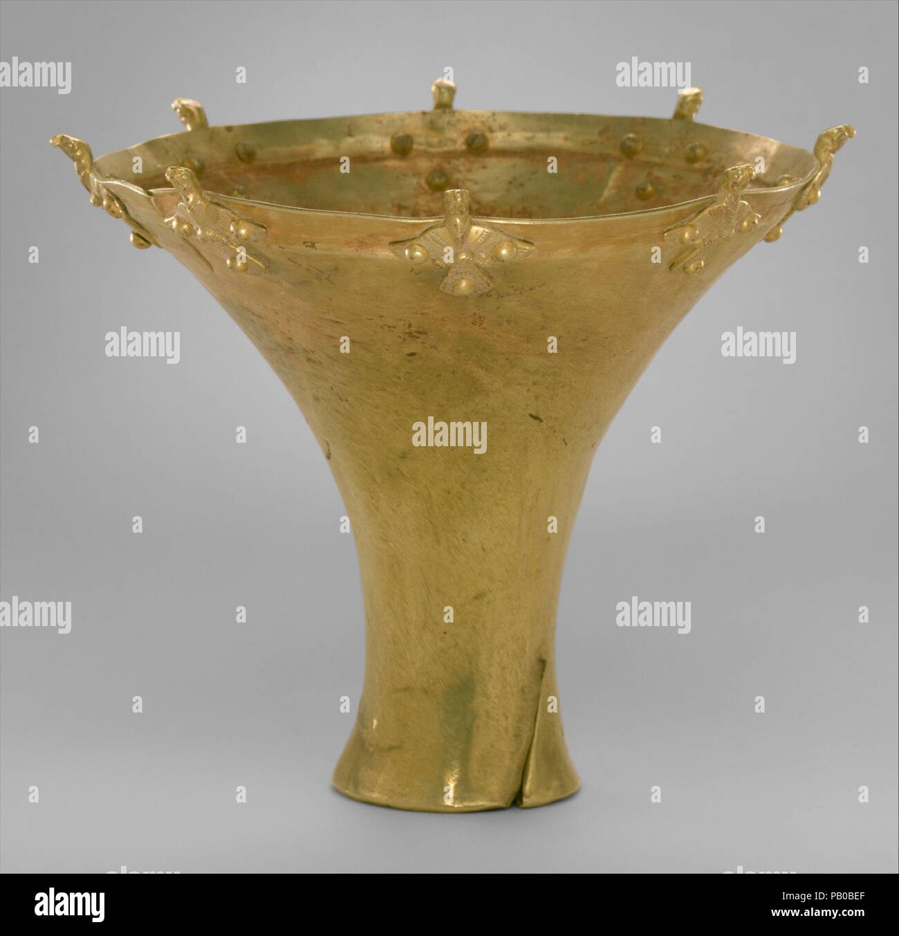 Becher con uccelli sul cerchio. Cultura: Bactria-Margiana complesso archeologico. Dimensioni: h 12 cm, W. 13,3 cm, D. 4.5 cm. Data: ca. fine 3rd-inizi del II millennio A.C.. Durante l'antichità, le navi di metalli preziosi sono stati utilizzati nei rituali e cerimonie come i simboli dello stato per i membri della classe dirigente. Dal Caucaso occidentale per Afghanistan orientale, varie schiere di queste navi in oro e argento sono stati rilevati e registrati. Tale coppa è questo uno, fatta di una lega naturale di oro e argento noto come electrum. In appoggio sulla sua base stretta, il corpo del recipiente curva leggermente verso l'interno prima di Foto Stock