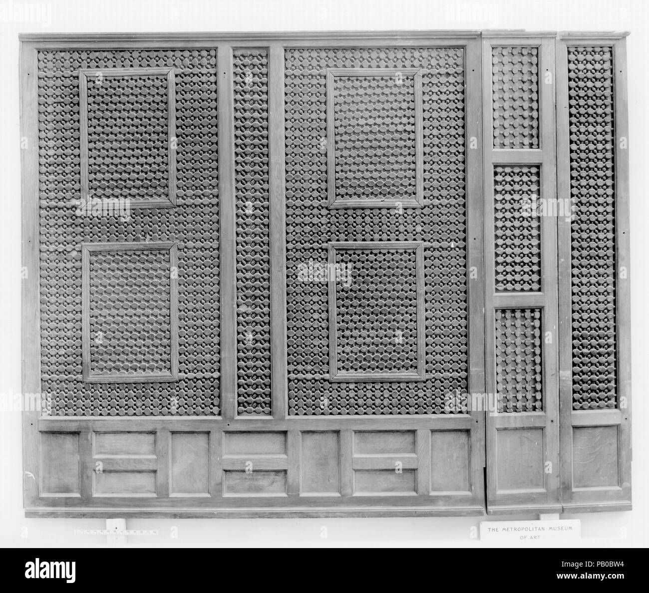 Schermo Mashrabiyya. Dimensioni: H. 92 a. (233,7 cm) W. 72 a. (182.9 cm) D. 2. (5.1 cm). Data: XV-XVI secolo. Questo grande schermo piatto è fatta di piccoli e grandi pannelli di girata traliccio in vari modelli chiamati mashrabiyya. Una mashrabiyya è semplicemente uno schermo di finestra dalla quale l'osservatore può vedere il mondo esterno senza essere visto. Ancora mashrabiyyas sono stati installati anche all interno della casa per lo spettatore per essere in grado di osservare il cortile con la privacy. Museo: Metropolitan Museum of Art di New York, Stati Uniti d'America. Foto Stock