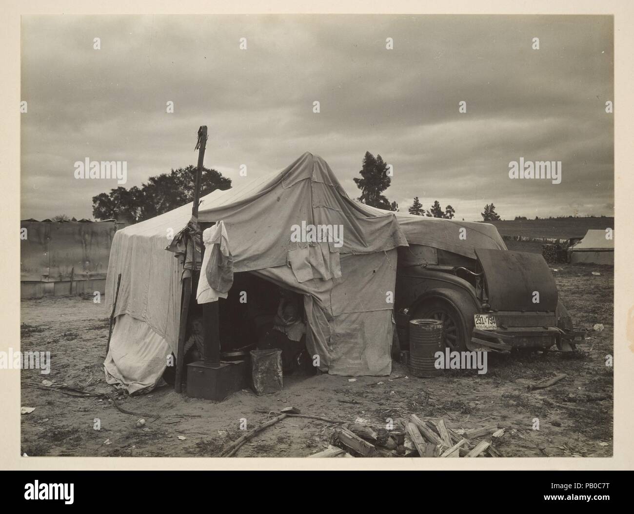[Migrante raccoglitrice di pisello di casa improvvisati, Nipomo, California]. Artista: Dorothea Lange (American, 1895-1965). Dimensioni: 18,2 x 24,5 cm (7 3/16 x 9 5/8 in. ). Data: Febbraio 1936. Museo: Metropolitan Museum of Art di New York, Stati Uniti d'America. Foto Stock