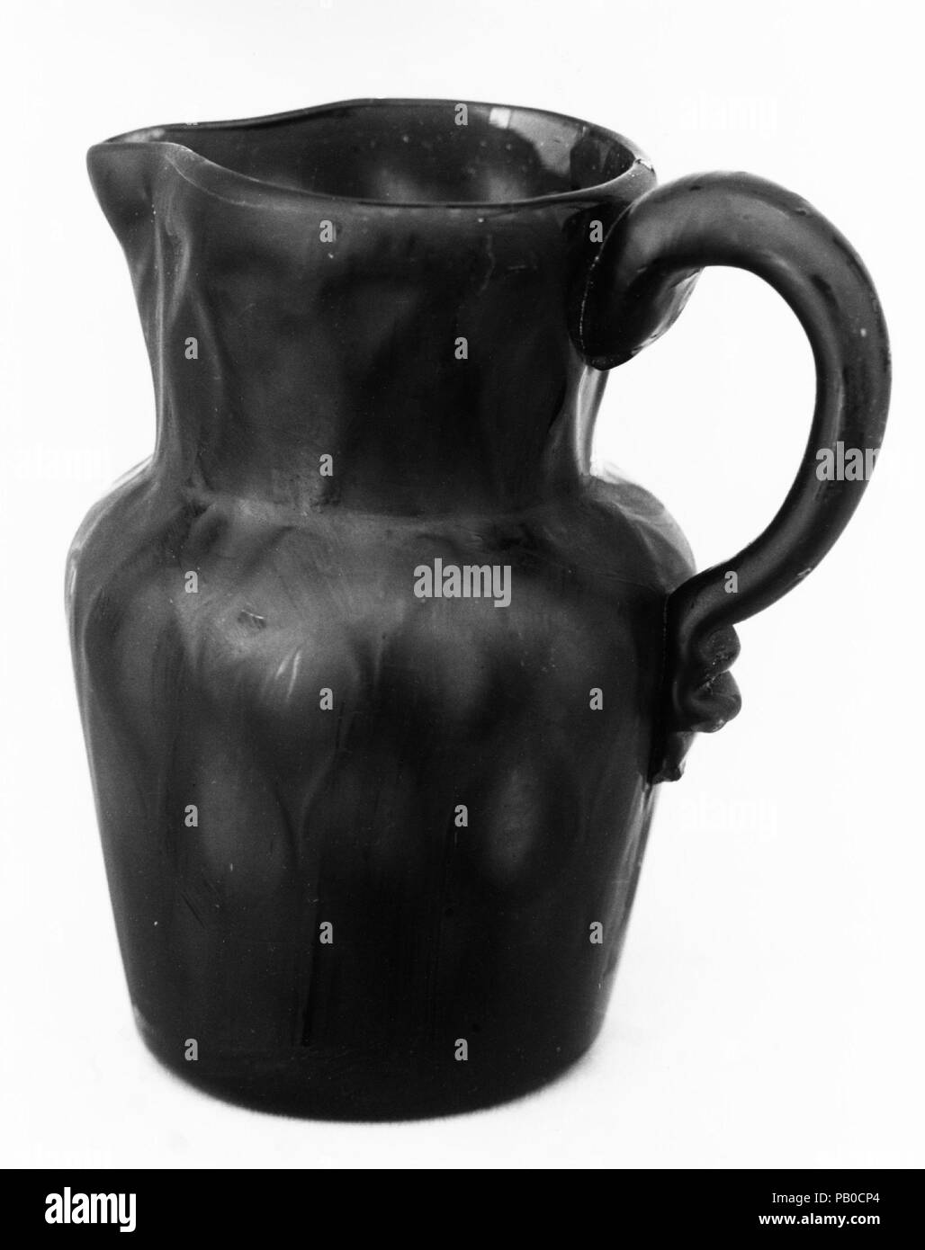 Crema di latte caraffa. Cultura: americano o britannico. Dimensioni: H. 3 1/2 in. (8.9 cm). Data: 1780-1820. Museo: Metropolitan Museum of Art di New York, Stati Uniti d'America. Foto Stock