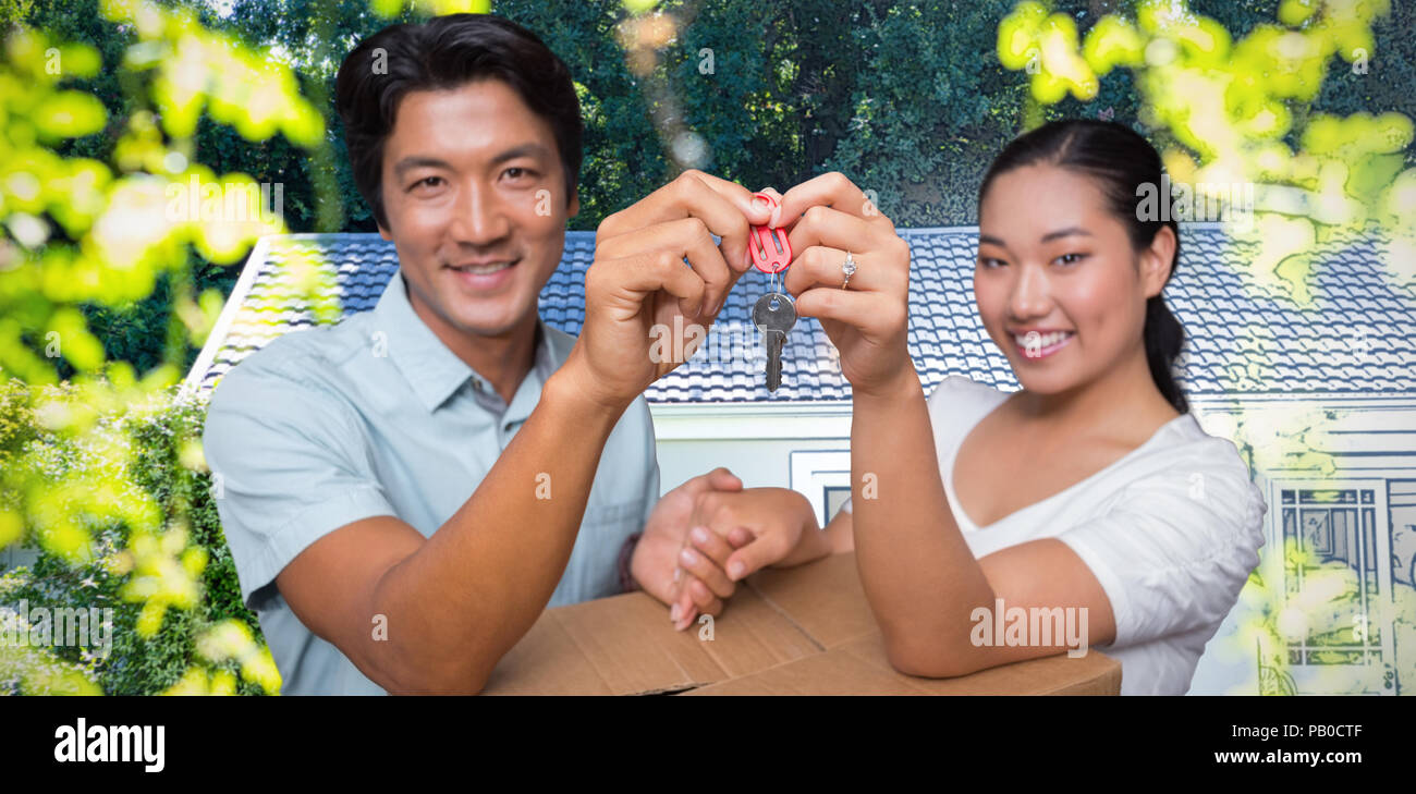 Immagine composita della coppia felice azienda chiave di casa e appoggiato sulla scatola di movimentazione Foto Stock