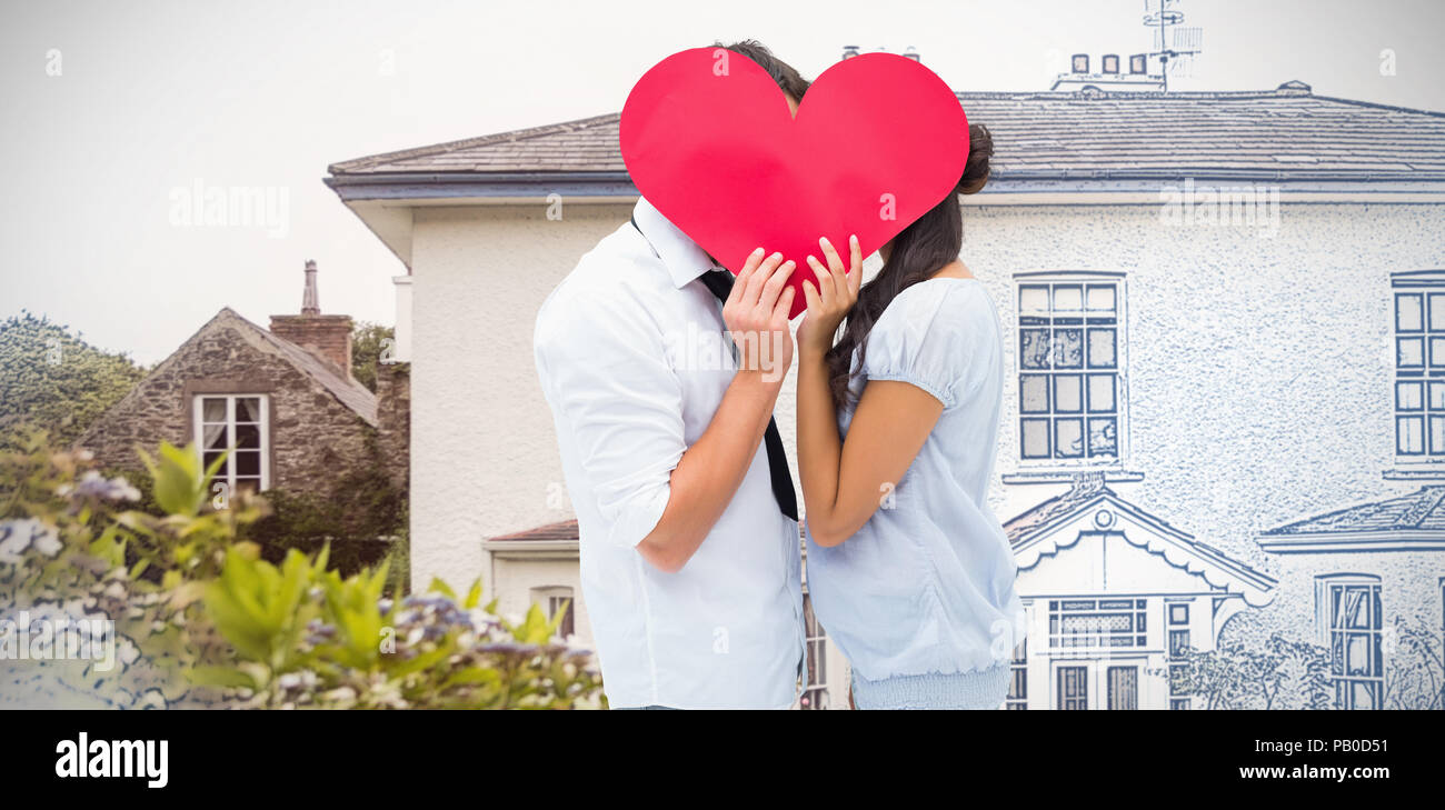 Immagine composita della giovane per la copertura del loro bacio con un cuore Foto Stock