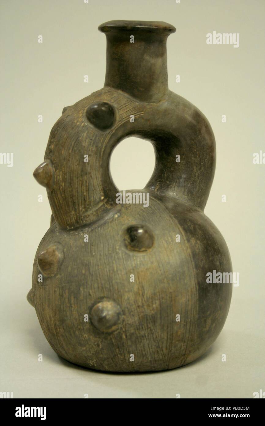 Stirrup-Spout bottiglia. Cultura: Cupisnique. Dimensioni: H x W x D: 8 1/4 x 5 3/8 x 5 1/16 in. (21 x 13,7 x 12,9 cm). Data: 12th-5secolo A.C. Museo: Metropolitan Museum of Art di New York, Stati Uniti d'America. Foto Stock Stirrup-Spout bottiglia. Cultura: Cupisnique. Dimensioni: H x W x D: 8 1/4 x 5 3/8 x 5 1/16 in. (21 x 13,7 x 12,9 cm). Data: 12th-5secolo A.C. Museo: Metropolitan Museum of Art di New York, Stati Uniti d'America. Foto Stock