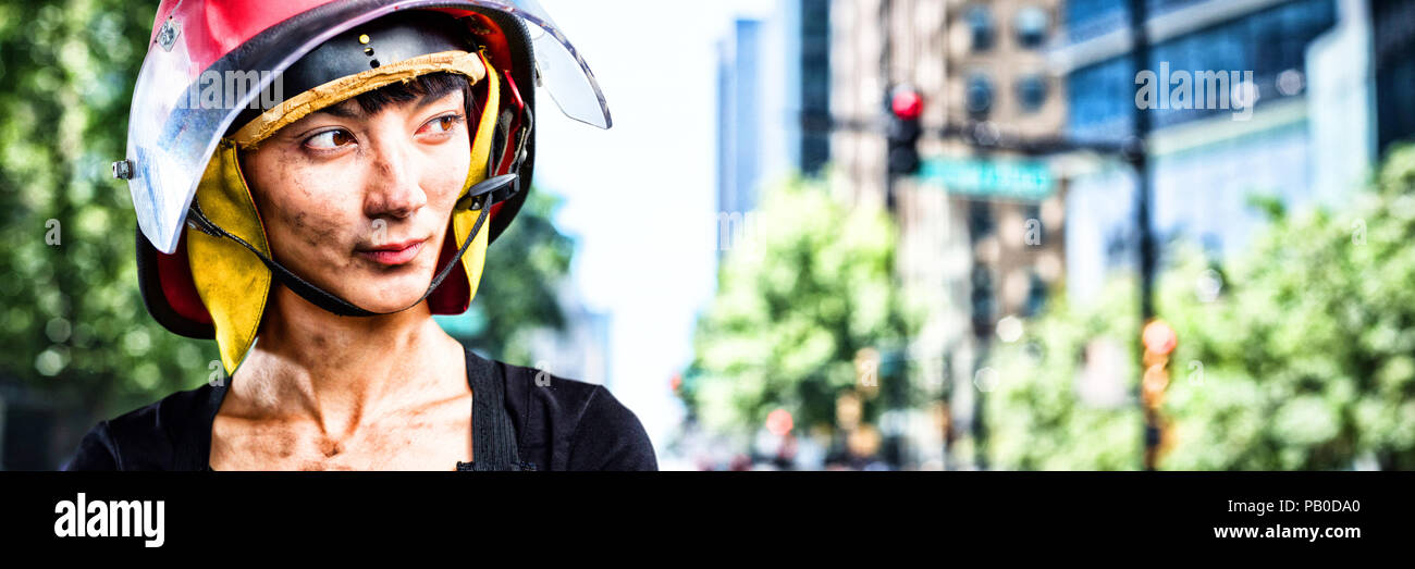 Immagine composita delle donne architetto indossando il casco contro uno sfondo bianco Foto Stock