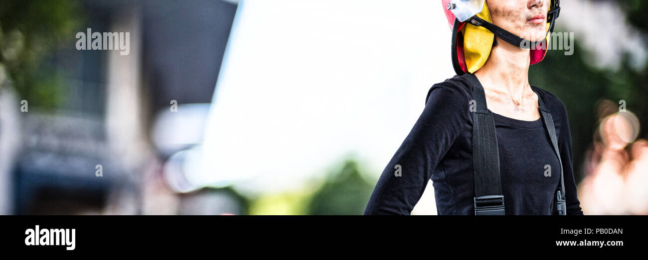 Immagine composita di pensosa architetto femmina in piedi con le mani sui fianchi Foto Stock