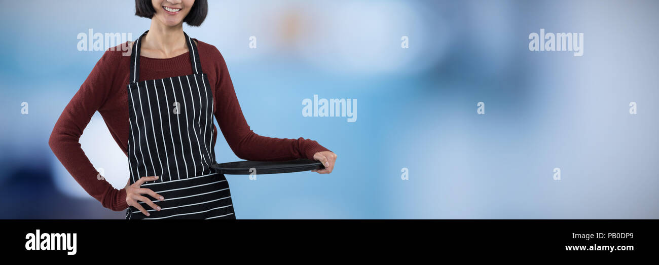 Immagine composita della sorridente cameriera azienda vassoio vuoto contro uno sfondo bianco Foto Stock
