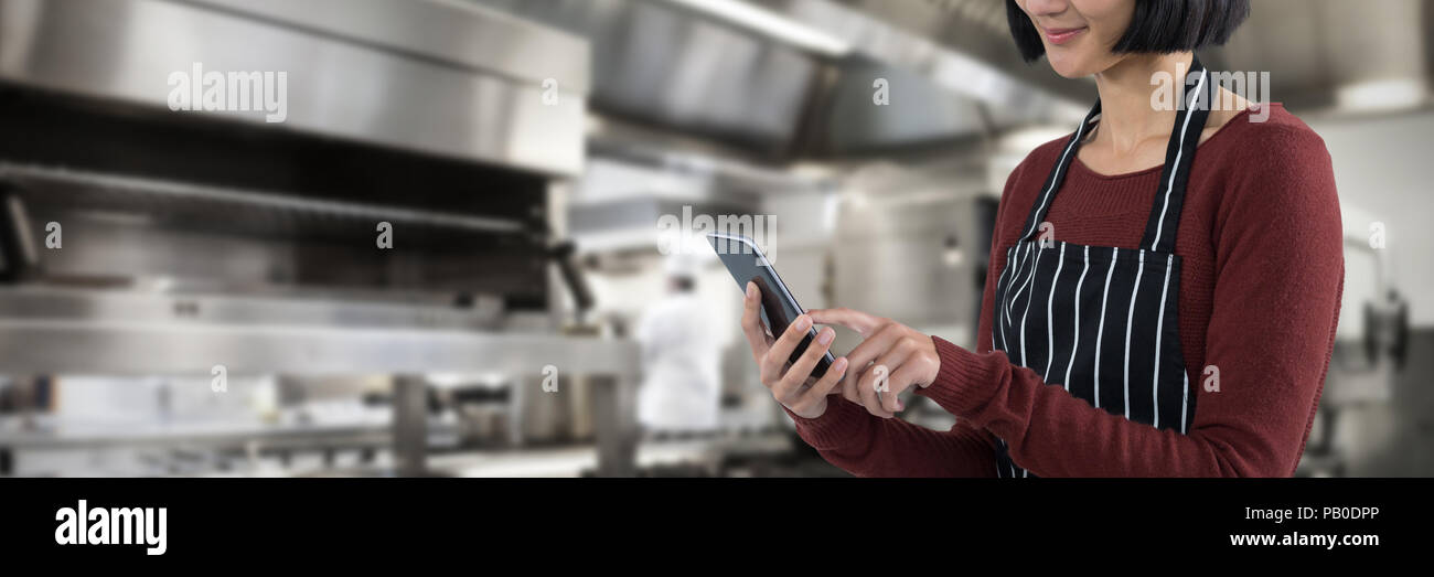 Immagine composita della cameriera tramite telefono cellulare contro uno sfondo bianco Foto Stock