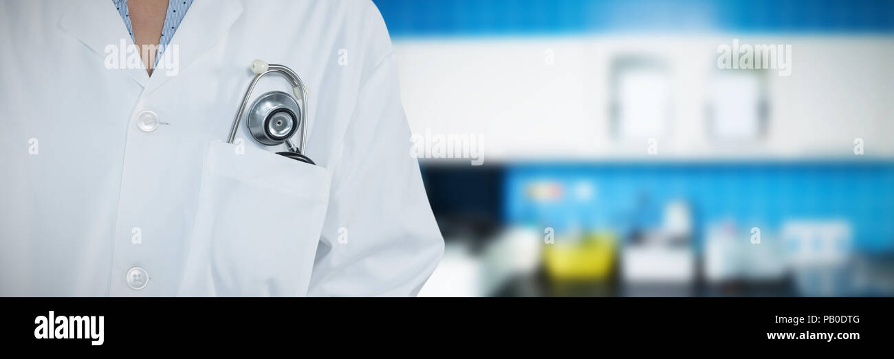 Immagine composita di dottore in piedi contro lo sfondo grigio Foto Stock