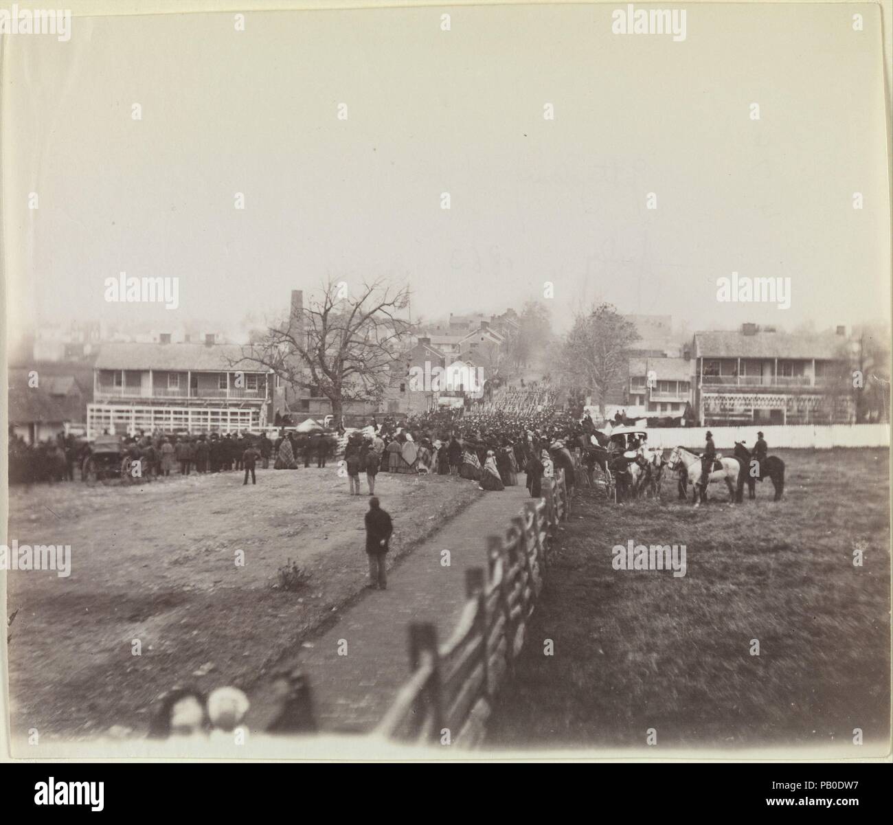 Processione di truppe e civili sul modo per la dedizione di soldati' il Cimitero Nazionale di Gettysburg, Pennsylvania. Artista: Isacco G. Tyson (American, 1833-1913); Charles J. Tyson (American, 1838-1906). Dimensioni: Immagine: 17,6 × 20,8 cm (6 15/16 × 8 3/16 in.). Ex attribuzione: precedentemente attribuito a Matteo B. Brady (American, nato in Irlanda, 1823?-1896 New York). Data: Novembre 19, 1863. Isacco e Charles Tyson ha stabilito una galleria di ritratti di Gettysburg, Pennsylvania, nel 1859 ed erano stati solo fotografi locali in residenza al momento della battaglia. Questa vista giù Baltimore Street mostra th Foto Stock