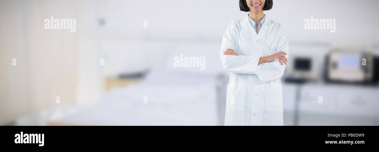 Immagine composita di dottore in piedi con le braccia incrociate contro uno sfondo bianco Foto Stock