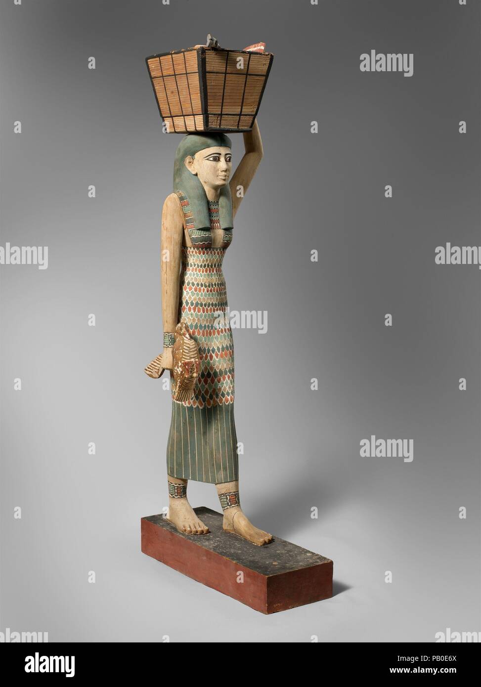 Station wagon figura. Dimensioni: H. 112 cm (44 1/8 in.); W. 17 cm (6 11/16 in.); D. 46,7 cm (18 3/8 in.). Dynasty: Dynasty 12. Regno: inizio regno di Amenemhat I. Data: ca. 1981-1975 A.C. Questo capolavoro egiziano di intaglio del legno è stato scoperto in una camera nascosta sul lato del passaggio che conduce nella roccia tagliata tomba del royal chief steward Meketre, che ha iniziato la sua carriera sotto il re Nebhepetre Mentuhotep II della dinastia 11 e ha continuato a servire successivi re nei primi anni della dinastia 12. Insieme con una seconda, molto simile figura femminile (ora al Museo Egizio del Cairo) questa statua Foto Stock