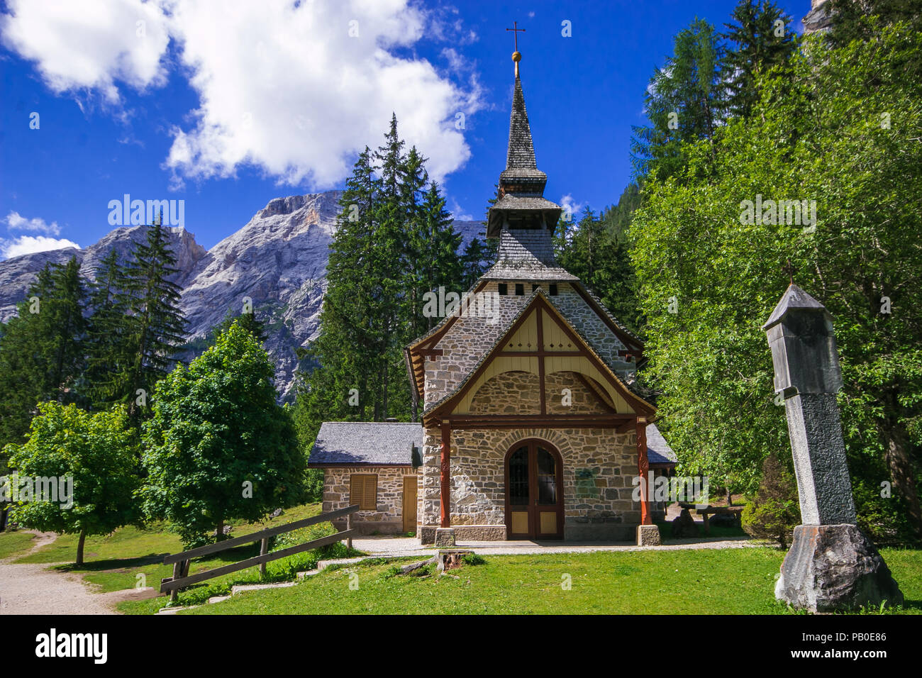 Piccola chiesetta al Lago di Braies (Lago di Braies, il Lago di Braies). Parco naturale di Fanes-Sennes-Braies nella regione del Trentino Alto Adige Foto Stock